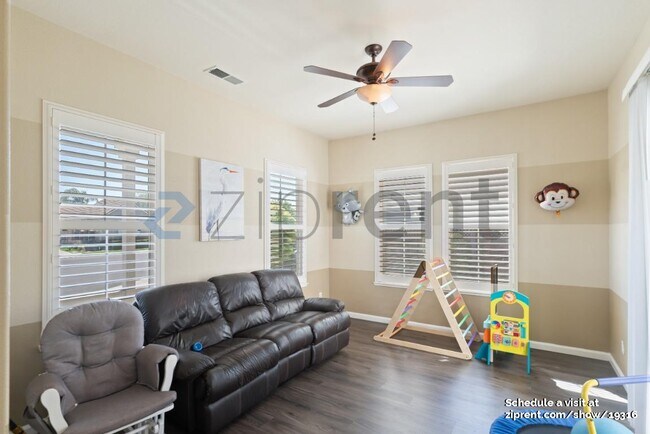 Building Photo - Unit