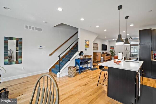 Building Photo - 156 Carson St