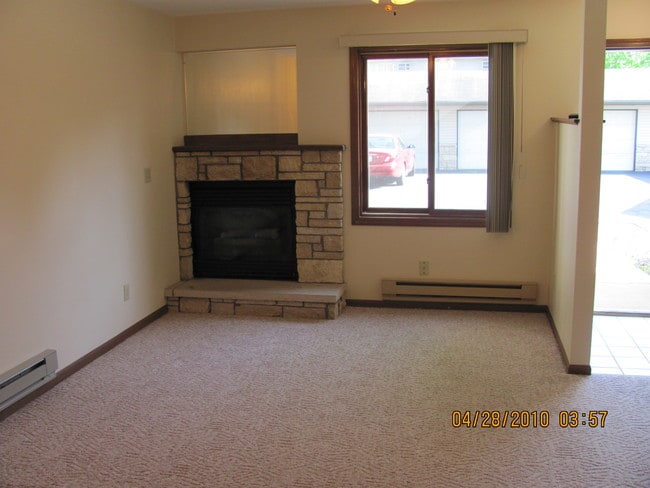Building Photo - 550 Braund St