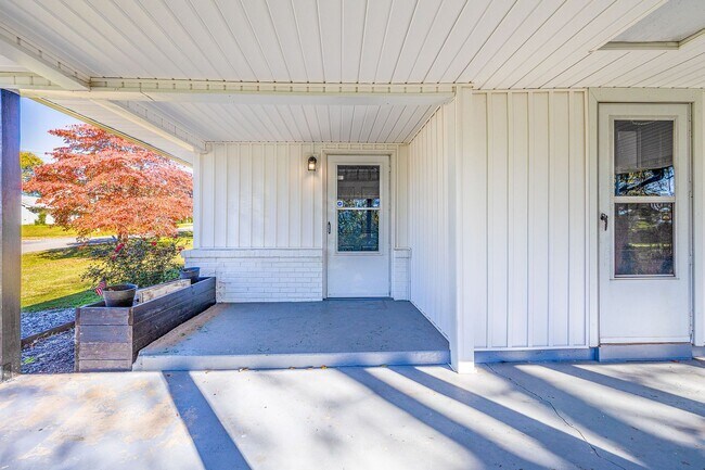 Foto del edificio - Newly Remodeled 3 Bedroom Home in Knoxville | Fenced Yard | Washer & Dryer Included