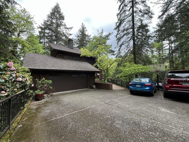 Foto del edificio - One-of-a-Kind Custom Home with Wall of Windows, Stone Fireplaces, Expansive Entertainment Space &...