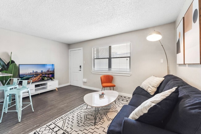 Foto del edificio - 2101 Elmont Dr