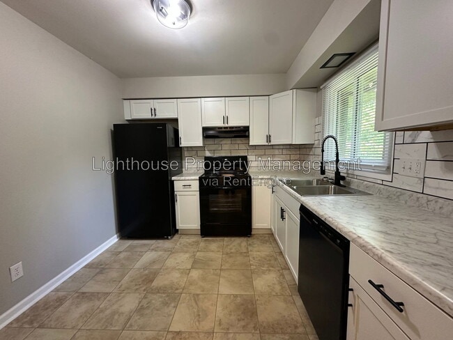 Building Photo - 120 Heather Hills Dr