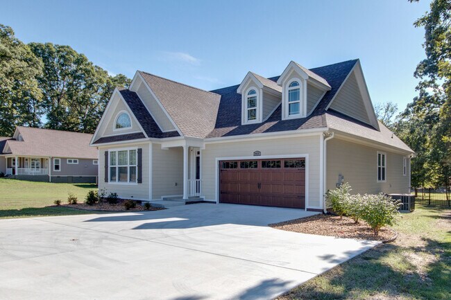 Building Photo - 2425 Old Tullahoma Rd