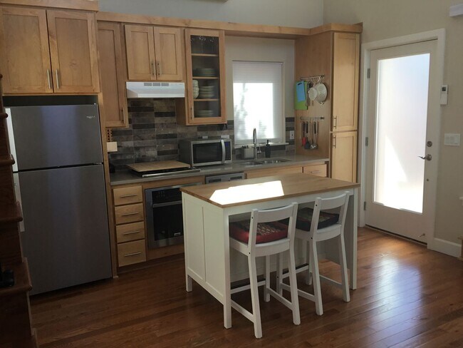 Foto del edificio - Custom Kenton Townhouse (Short Term)