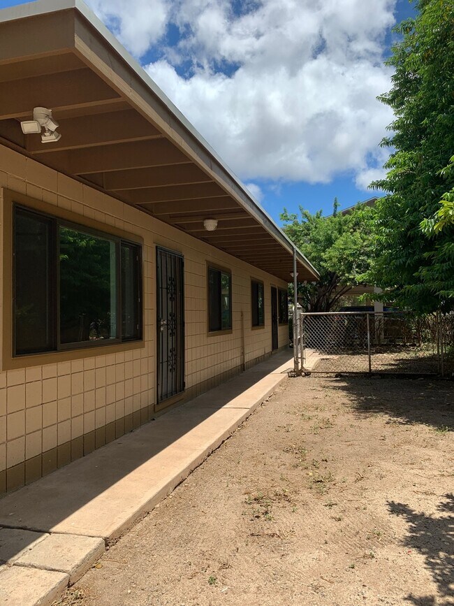 Building Photo - 85-13 Pokai Bay St. (412)