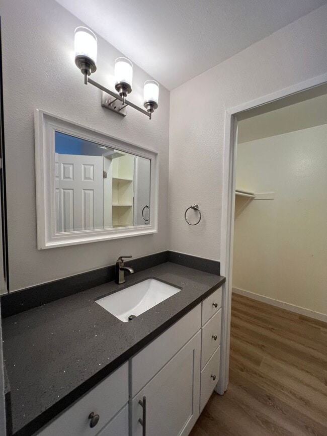 Building Photo - Irvine 2 bedroom with Upgrades