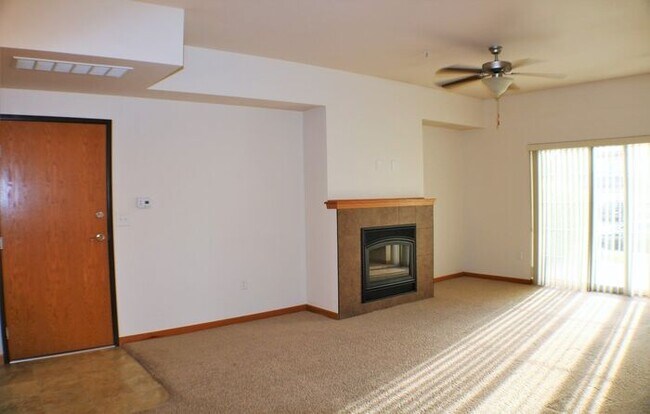 Foto del edificio - $1,085 | 1 Bedroom + Bonus Room, 1 Bathroo...