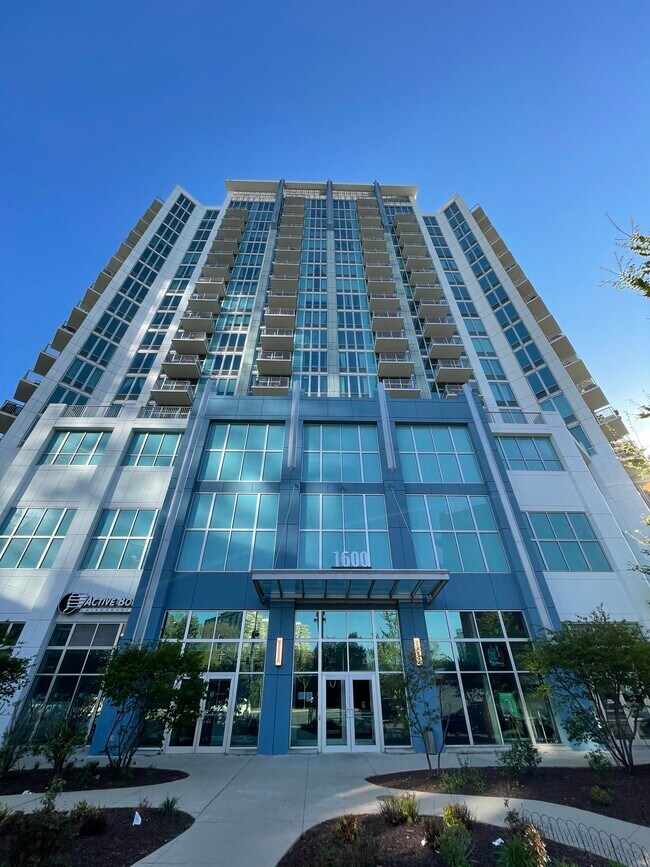 Foto del edificio - 1600 S Indiana Ave