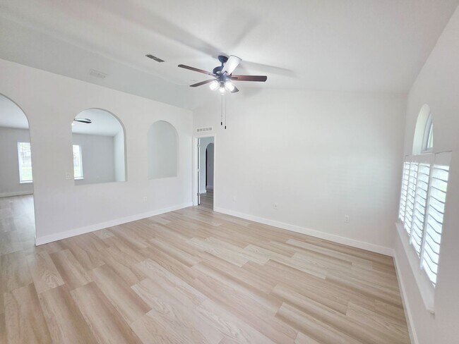 Foto del edificio - Beautiful 4 Bedroom in Gated Compass Pointe