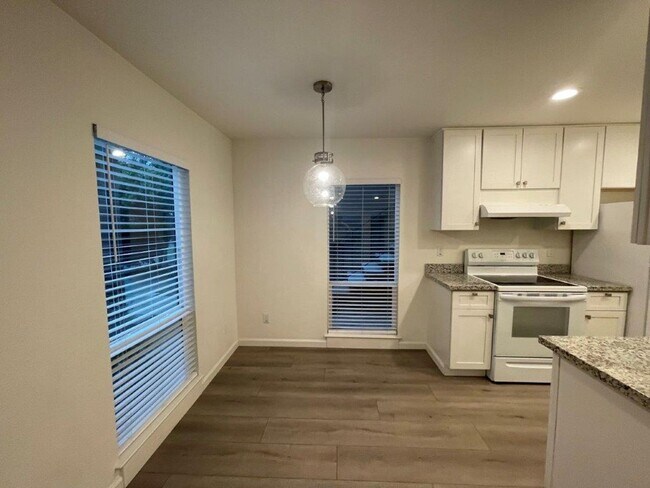 Building Photo - Coming Soon! Fully updated 2 bedroom 1.5 b...