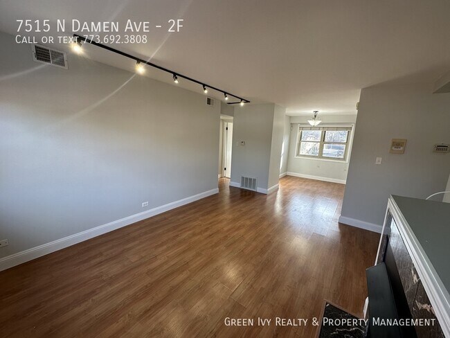 Building Photo - Top floor 1 bed in Rogers Park w/ parking ...