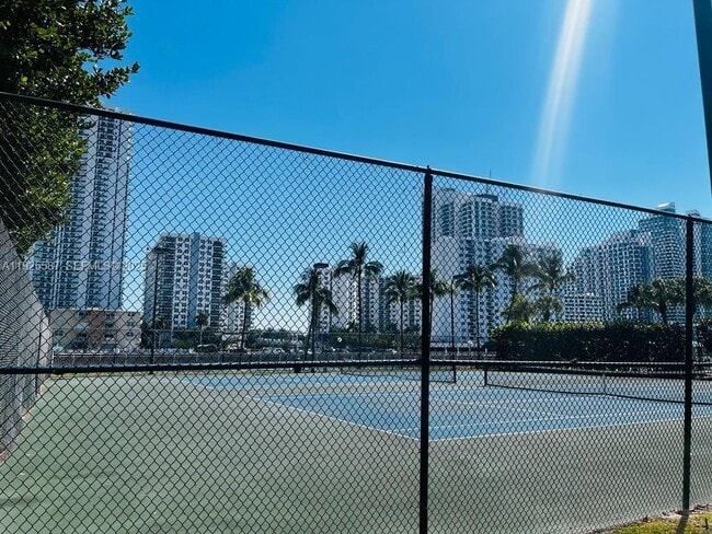 Foto del edificio - 1000 Parkview Dr