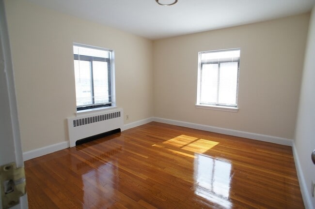 Building Photo - 425 Newport Ave