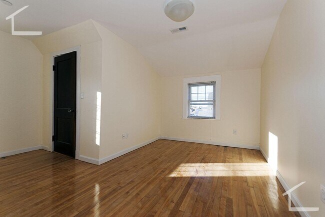 Foto del edificio - Nicely renovated 3 bed 3.5 bath in Brighton Center!!!