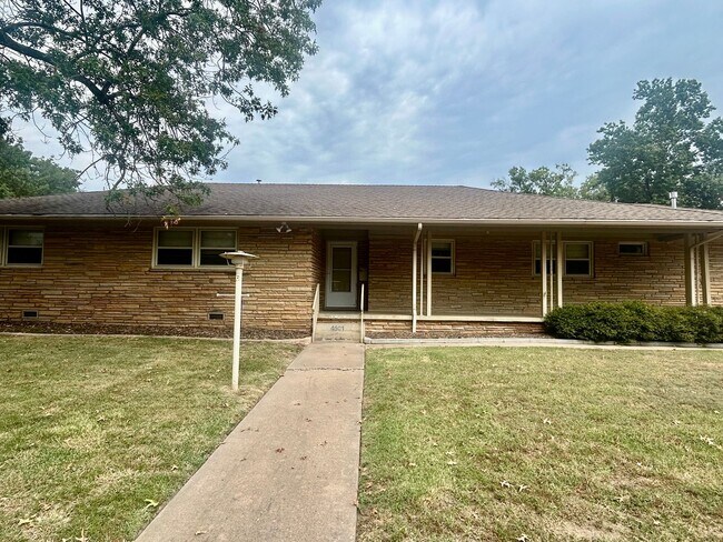 Building Photo - Great ranch style home located on a large ...
