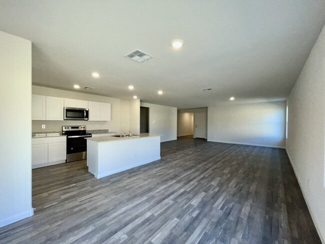 Building Photo - 4 bed 2 bath 2 car garage in gated Adult C...