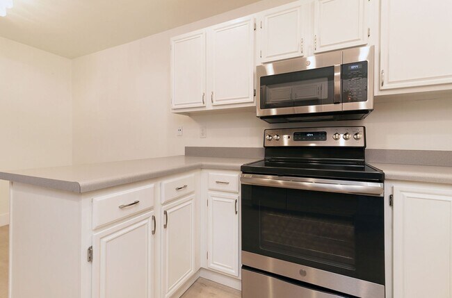 Foto del edificio - Beautiful 2Bd/2Ba Condo In Gated Community...