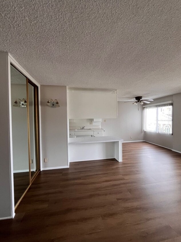 Primary Photo - 1 Bedroom/1Bath Located in Downtown Long B...