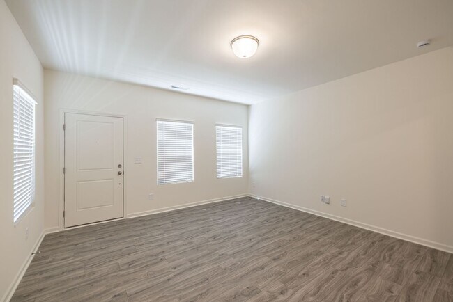Foto del edificio - BEAUTIFUL End Unit 2 Bedroom Townhome in Pineville - MOVE IN READY MARCH 2026