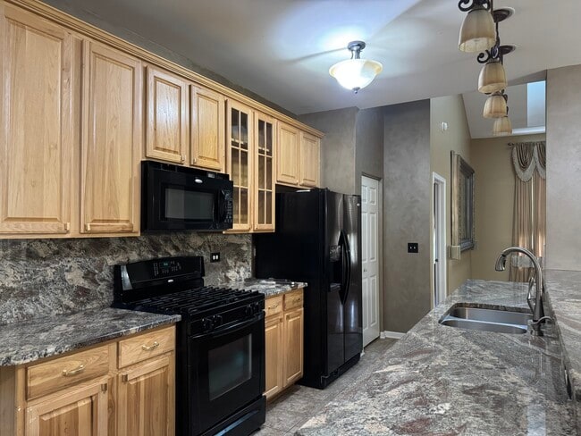 Building Photo - 916 Bluebell Cir