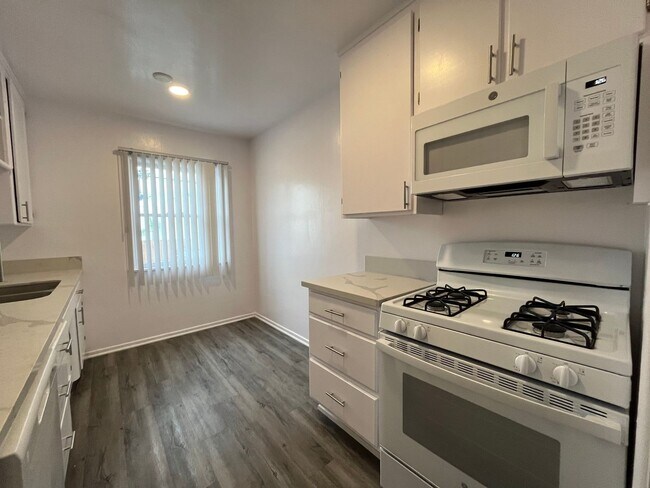 Interior Photo - 7044 Lanewood Ave