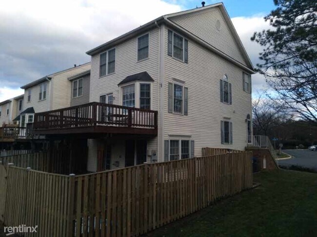 Foto del edificio - 3 br, 4 bath Townhome - Uniform Dr.