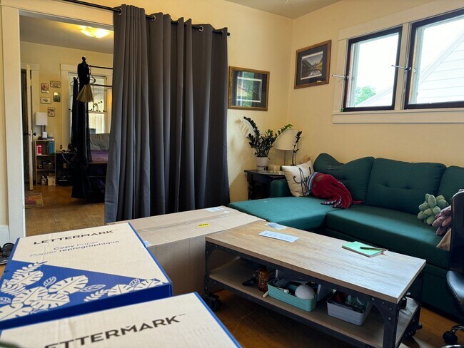 Foto del edificio - 2318-2320 E Washington Ave.