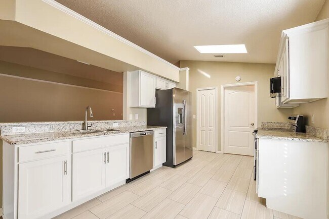 Foto del edificio - 87 Pine Forest Pl