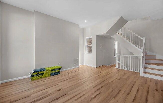 Foto del edificio - 121 N Patterson Park Ave