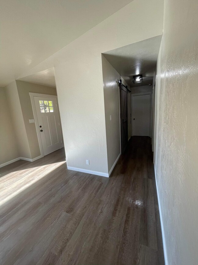 Entryway and hall - 918 Park Plz