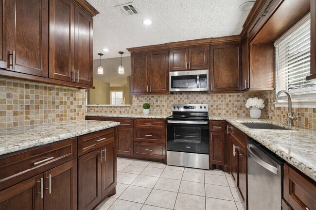 Foto del edificio - 15815 Crystal Grove Dr