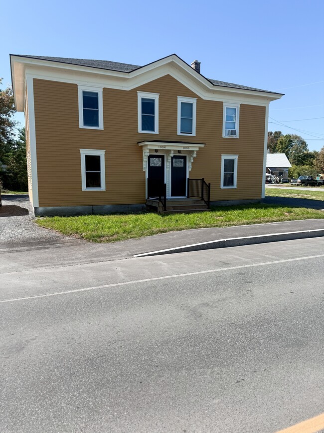 Building Photo - 1004 Main St