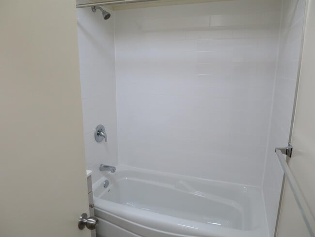 Photo du bâtiment - 2150 Cadboro Bay Rd