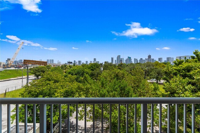 Foto del edificio - 1350 NW 8th Ct