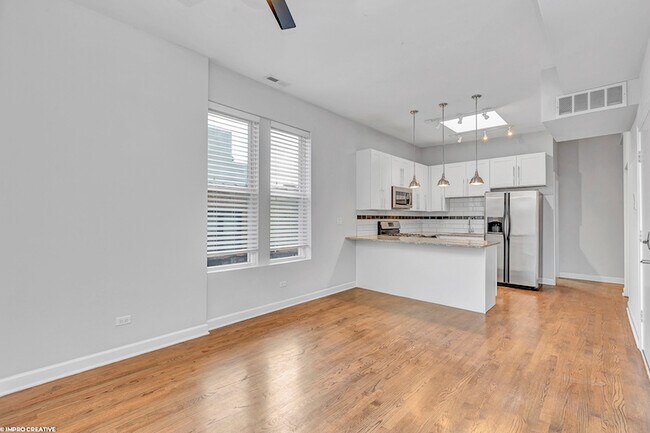 Foto del edificio - 1056 N Damen Ave