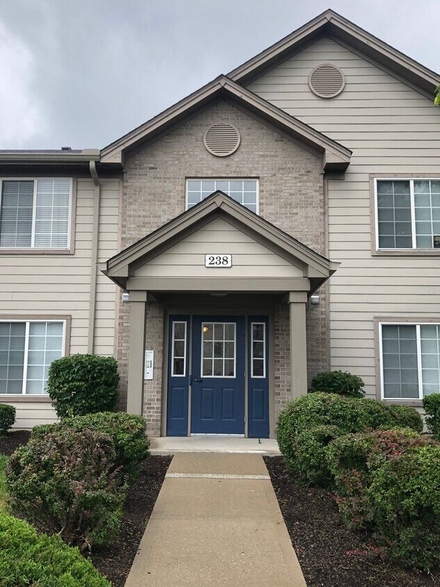 Primary Photo - Great 2 Bedroom 2 Bathroom condo on the ea...