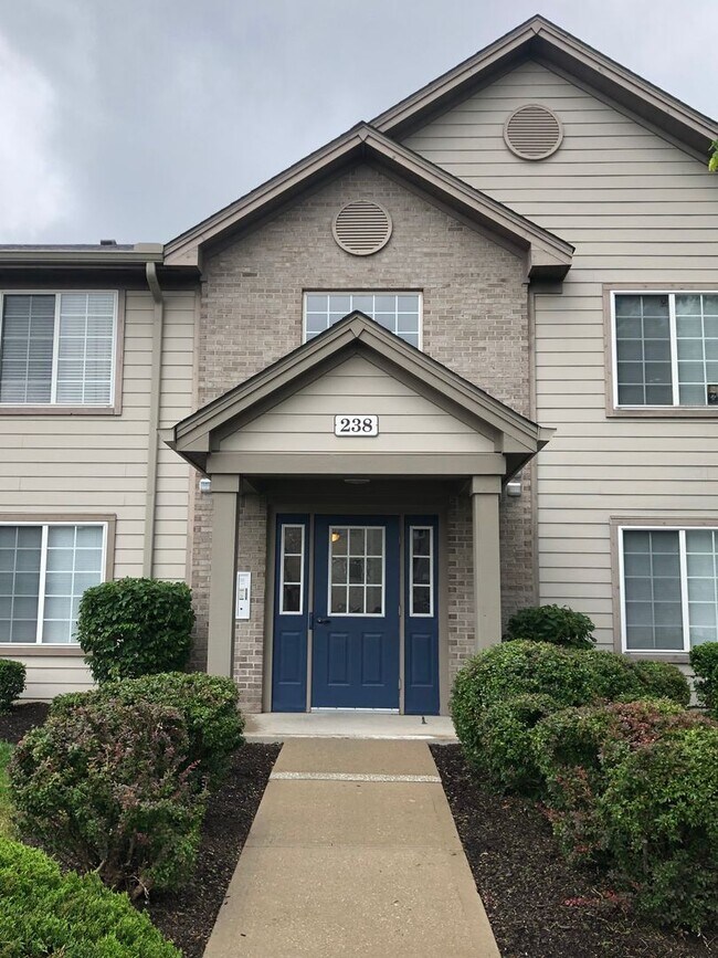 Building Photo - Great 2 Bedroom 2 Bathroom condo on the ea...