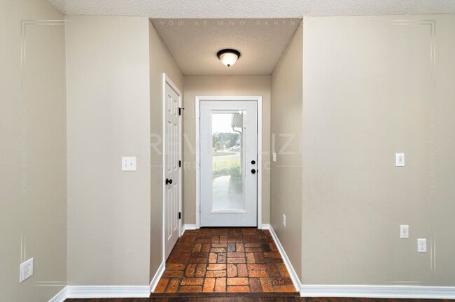 Building Photo - Gorgeous 3 Bed 2 Bath Brick Cottage on Corner Lot