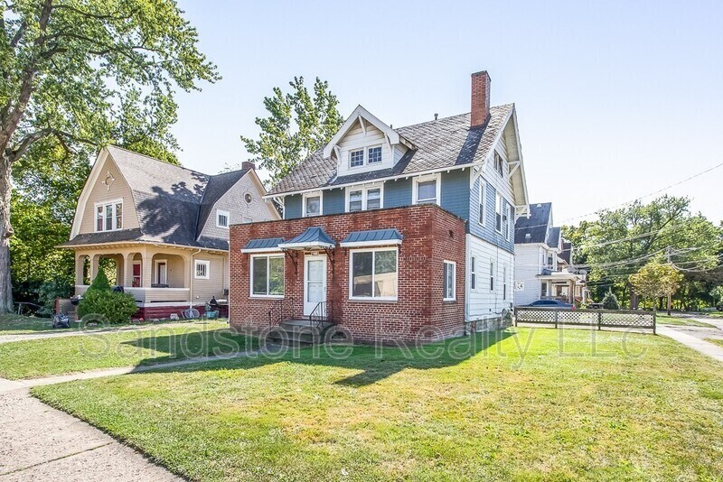 168 Lake Ave Unit Up, Elyria, OH 44035 Condo for Rent in Elyria, OH