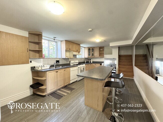 Photo du bâtiment - Spacious Open-Concept Studio Basement Apartment with Outdoor Space – Mississauga
