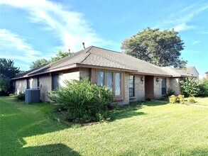Building Photo - 9002 Sabastian Dr