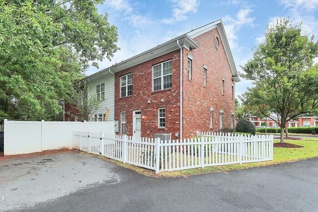 Building Photo - Beautiful End Unit 3BD/2.5BA Townhome in t...