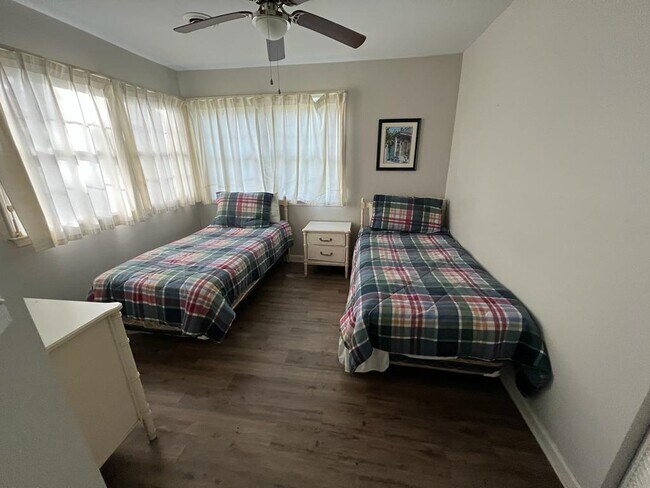 Dormitorio con 2 camas matrimoniales - 1204 Benna Dr