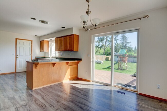 Foto del edificio - 2 Bed 2.5 Bath + Bonus Room & Large Family Room Upstairs in Admirals Cove