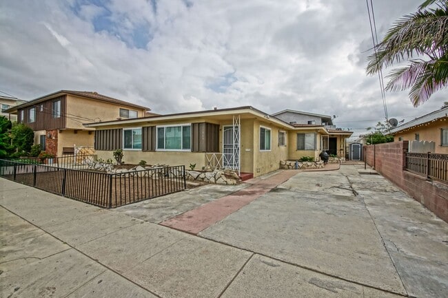 Building Photo - 11864 Manor Dr