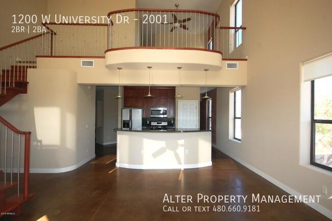 Building Photo - Gorgeous 2 Bedroom Loft! Right on University