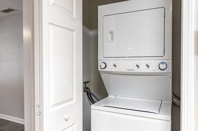 2HAB, 1BA - 840ft² - 360