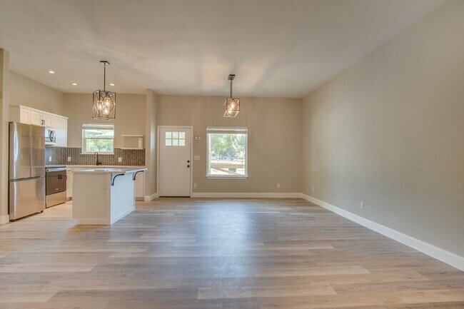 Foto del edificio - Modern 2 Bedroom Home Minutes from Downtow...