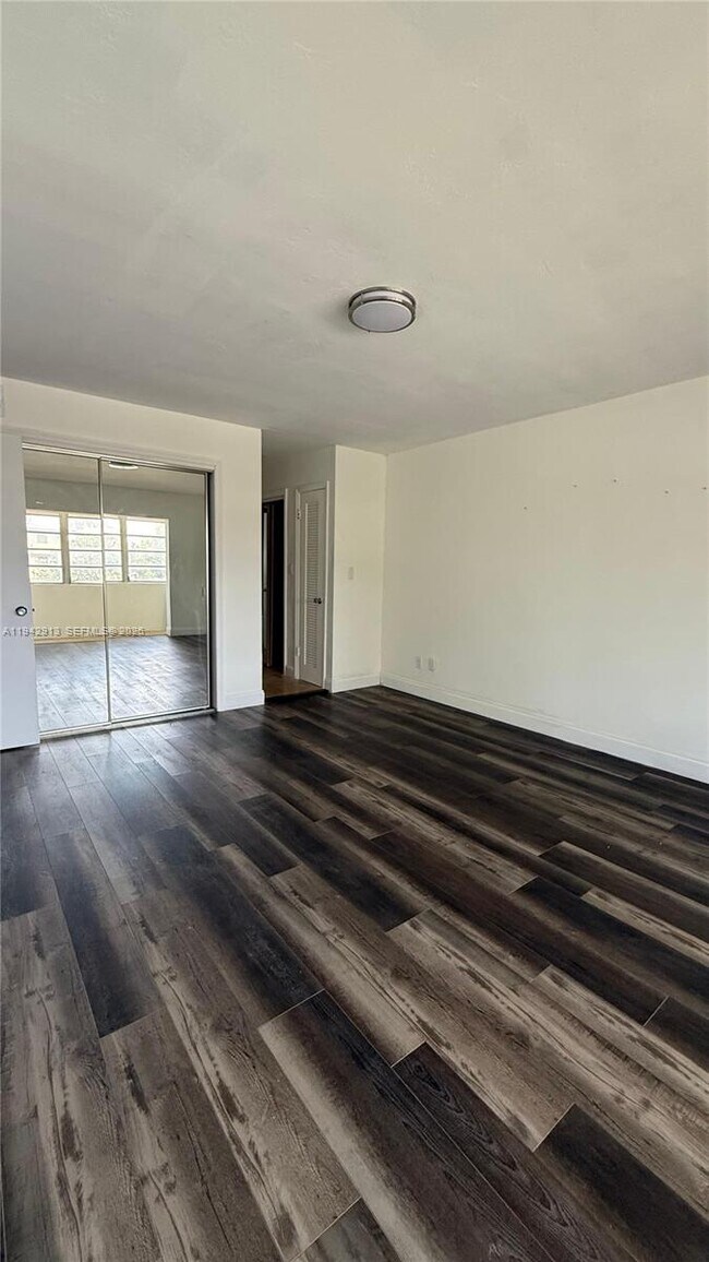 Foto del edificio - 1400 NE 191st St